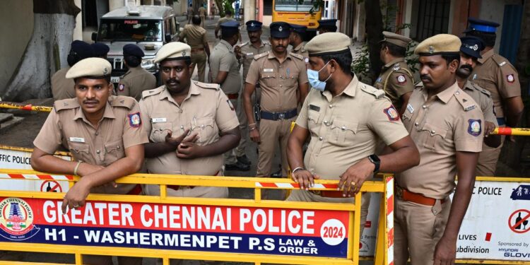 காவலர்களை சொந்த ஊரில் பணியாற்ற அனுமதிப்பது ஏன்? தமிழக அரசுக்கு ஐகோர்ட்டு கேள்வி