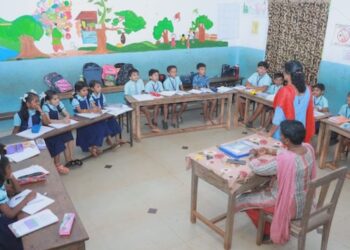 ‘ப’வடிவில் இருக்கைகள்-பள்ளிக்கல்வித்துறை உத்தரவு