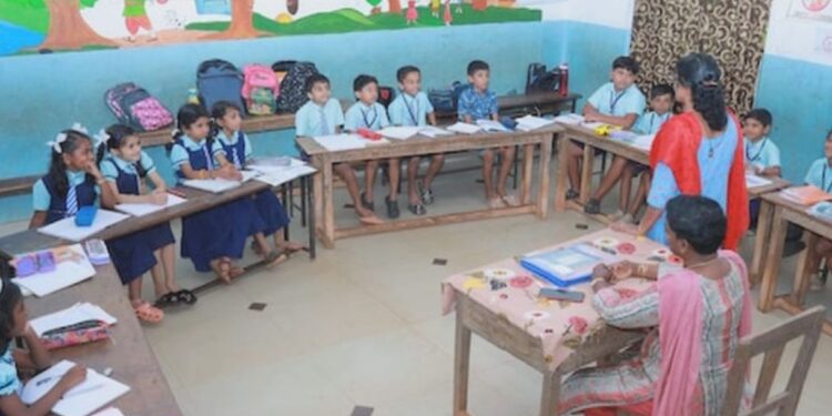 ‘ப’வடிவில் இருக்கைகள்-பள்ளிக்கல்வித்துறை உத்தரவு