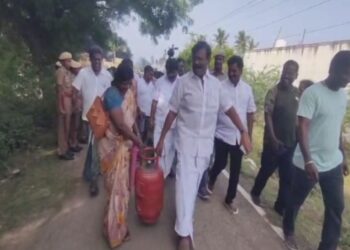 திருவள்ளூர் ரயில் தீ விபத்து – சிலிண்டரை தூக்கி சென்று உதவிய அமைச்சர் நாசர்