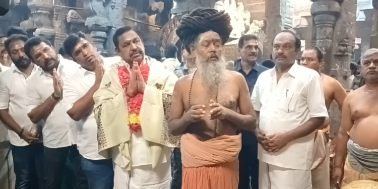 வைத்தீஸ்வரன் கோவிலில் அதிமுக பொதுச்செயலாளர் எடப்பாடி பழனிச்சாமி சுவாமி தரிசனம்.