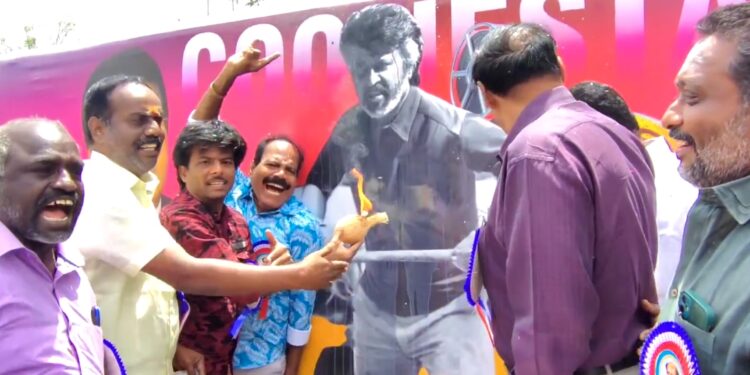 முதன் முறையாக 55 அடி நீள பிளக்ஸ்… ரஜினிக்கு கட் அவுட்டு