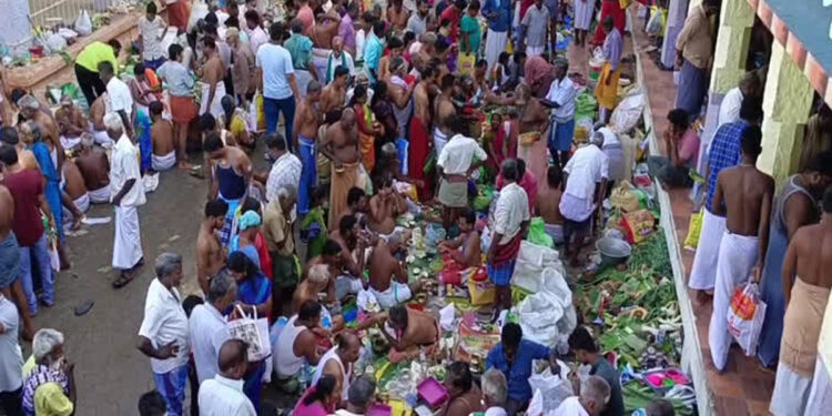 ஆடி அமாவாசையை முன்னிட்டு ஒகேனக்கல் காவிரிக்கரையில் தர்ப்பண வழிபாடு!