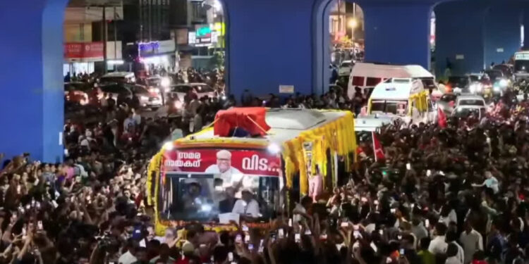 கேரள முன்னாள் முதல்வர் அச்சுதானந்தன் உடல் தகனம்