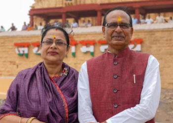 மனைவியை மறந்து விமானத்துக்குச் சென்ற மத்திய அமைச்சர் !