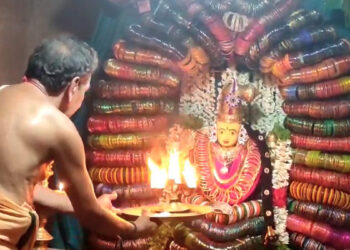 தலைச்சங்காடு சங்காரண்யேஸ்வரர் ஆலயத்தில் ஆடிப்பூர விழா ஸ்ரீ சௌந்தரநாயகி அம்பாளுக்கு 1008 வளையல்களால் மகாதீபாரதனை