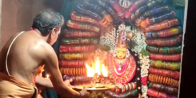 தலைச்சங்காடு சங்காரண்யேஸ்வரர் ஆலயத்தில் ஆடிப்பூர விழா ஸ்ரீ சௌந்தரநாயகி அம்பாளுக்கு 1008 வளையல்களால் மகாதீபாரதனை