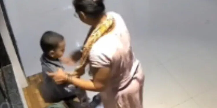 மரணிக்கும் முன் சில விநாடிகள்… 12வது மாடியிலிருந்து விழுந்த 4 வயது சிறுமி அதிர்ச்சியூட்டும் சிசிடிவி காட்சி!