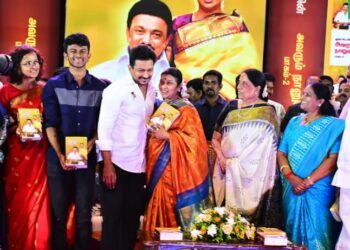 ‘அவரும் நானும்’ 2-ஆம் பாக நூலை வெளியிட்டார் துர்கா ஸ்டாலின்