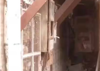 மும்பையில் 3 மாடி கட்டிடம் இடிந்தது : 12 பேர் மீட்பு