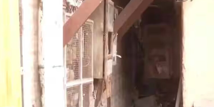 மும்பையில் 3 மாடி கட்டிடம் இடிந்தது : 12 பேர் மீட்பு