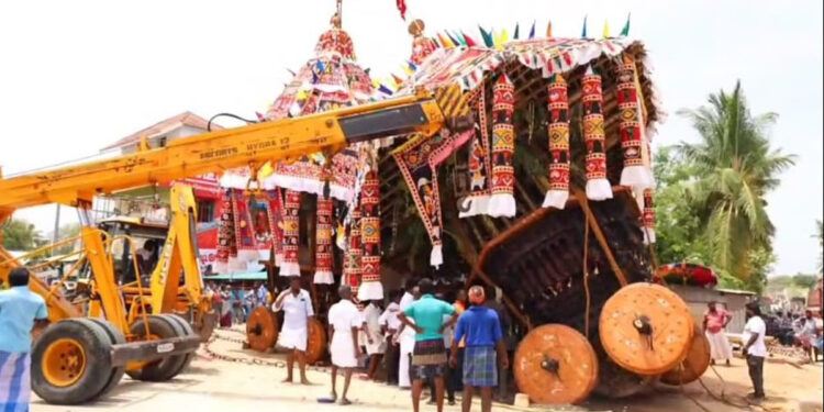 அச்சு முறிந்து சாய்ந்த தேர்… அமைச்சர் முன்னிலையில் பெரம்பலூரில் பரபரப்பு சம்பவம்!