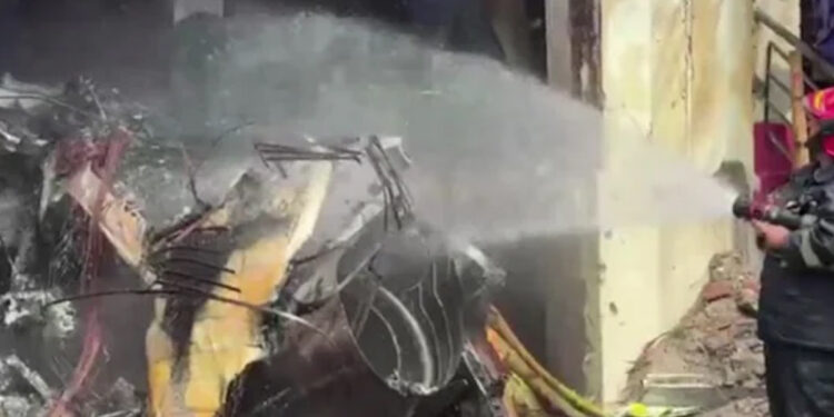 வங்கதேச விமானப்படை ஜெட் பள்ளியில் விழுந்து நொறுங்கியது : ஒருவர் உயிரிழப்பு ; நான்கு பேர் காயம்