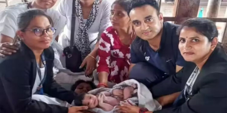 ரயில் நிலையத்தில் பிரசவம் செய்த கர்ப்பிணிக்கு உதவிய ராணுவ மருத்துவர் : ராணுவ தளபதி பாராட்டு !