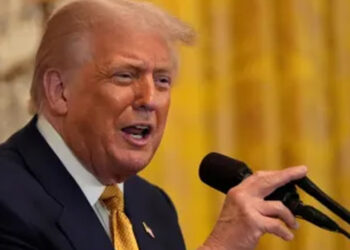 இந்தியர்களை வேலைக்கு எடுக்கக் கூடாது : கூகுள், ஆப்பிள் நிறுவனங்களுக்கு டிரம்ப் கடும் எச்சரிக்கை