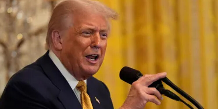 இந்தியர்களை வேலைக்கு எடுக்கக் கூடாது : கூகுள், ஆப்பிள் நிறுவனங்களுக்கு டிரம்ப் கடும் எச்சரிக்கை