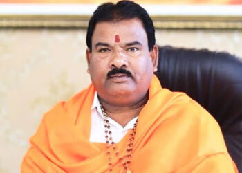 கேன்டீன் ஊழியருக்கு குத்துவிட்ட எம்.எல்.ஏ – “இது சிவசேனா பாணி” என சர்ச்சை விளக்கம்!