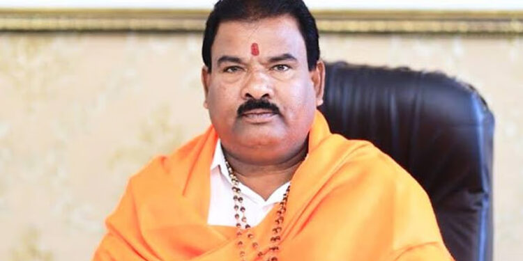 கேன்டீன் ஊழியருக்கு குத்துவிட்ட எம்.எல்.ஏ – “இது சிவசேனா பாணி” என சர்ச்சை விளக்கம்!