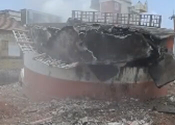 பழுதடைந்து காணப்பட்ட உயர் நீர் தேக்க தொட்டி தொழில்நுட்ப முறையில் இடித்து அகற்றப்படும் காட்சி