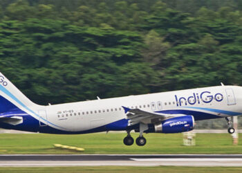 அடுத்தடுத்து தரையிறங்கிய இண்டிகோ விமானங்கள் :  பயணிகள் அதிர்ச்சி !