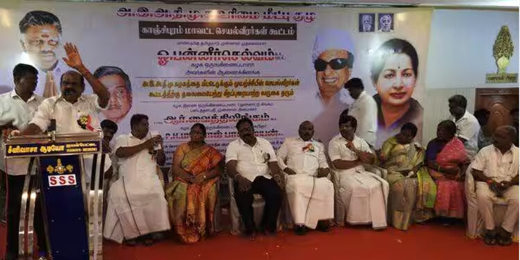 ‘காலில் விழுகிறோம் ; ஒன்றிணையுங்கள்’ – பழனிசாமிக்கு பன்னீர் தரப்பின் வேண்டுகோள்