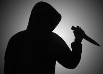 காதலி பேசாதது குறித்து பிரச்சனை செய்த காதலன் : இருவருக்கு கத்தி குத்து