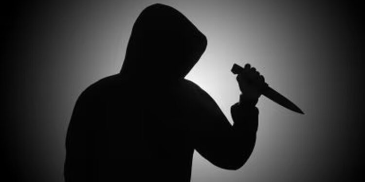 காதலி பேசாதது குறித்து பிரச்சனை செய்த காதலன் : இருவருக்கு கத்தி குத்து