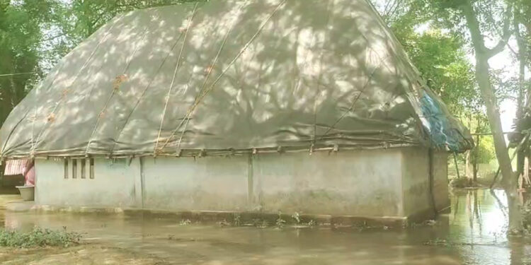 கொள்ளிடம்ஆற்றில் வெள்ளபெருக்கு ஏற்பட்டு கிராமங்களுக்குள் தண்ணீர் புகுந்து விவசாயவிலை நிலங்கள்&குடியிருப்புகளைசுற்றி உபரி நீர் சூழ்ந்து பாதிப்பு