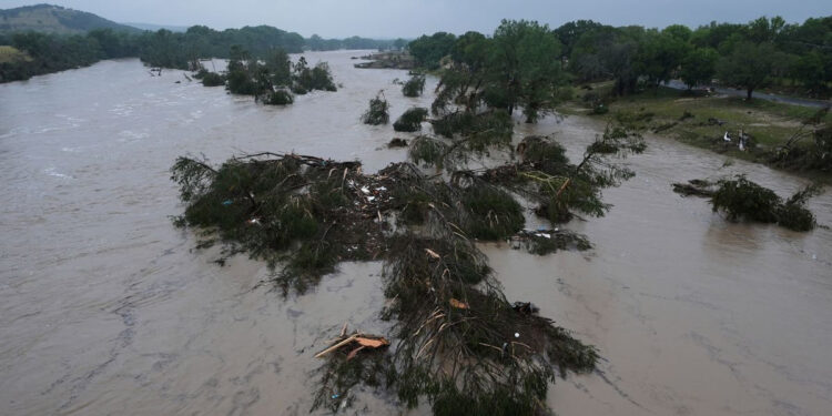 டெக்சாஸ் கனமழை, வெள்ளத்தில் சிக்கி பலியானோர் எண்ணிக்கை 82 ஆக உயர்வு