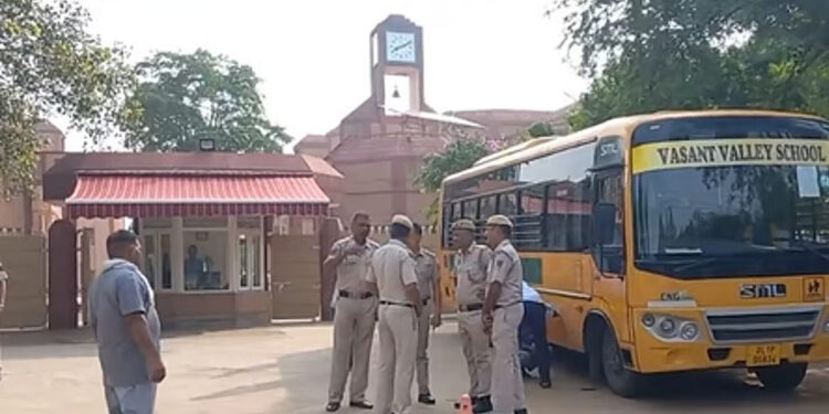 தொடர்ந்து 2வது நாளாக அதிர்ச்சி : டில்லியில் 5 பிரபல பள்ளிகளுக்கு வெடிகுண்டு மிரட்டல் !