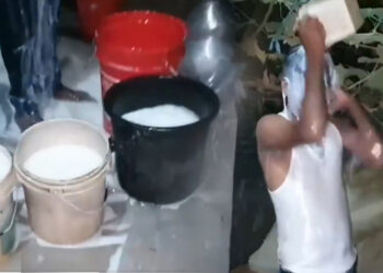 விவாகரத்தை 40 லிட்டர் பால் குளியலால் கொண்டாடிய முன்னாள் கணவர்