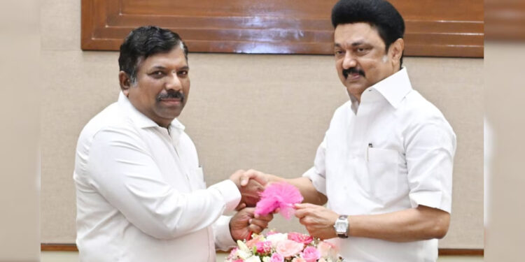 மருத்துவமனையில் இருந்தாலும் அரசு பணியில் தீவிரம் : தலைமைச் செயலாளருடன் முதல்வர் ஆலோசனை !