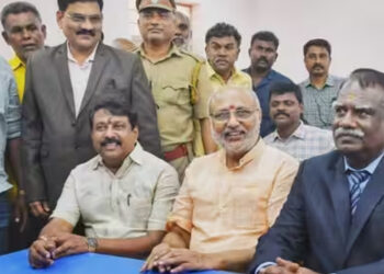 “முதல்வருக்கு வானளாவிய அதிகாரம் வந்துவிடுமா ?” – மஹாராஷ்டிரா கவர்னர் சி.பி.ராதாகிருஷ்ணன் கேள்வி