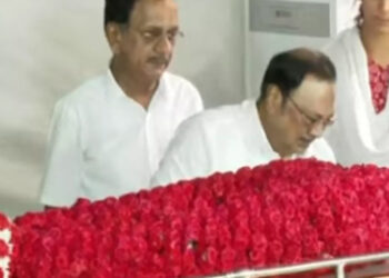 மு.க.முத்துவின் உடலுக்கு மு.க.அழகிரி கண்ணீர் மல்க அஞ்சலி