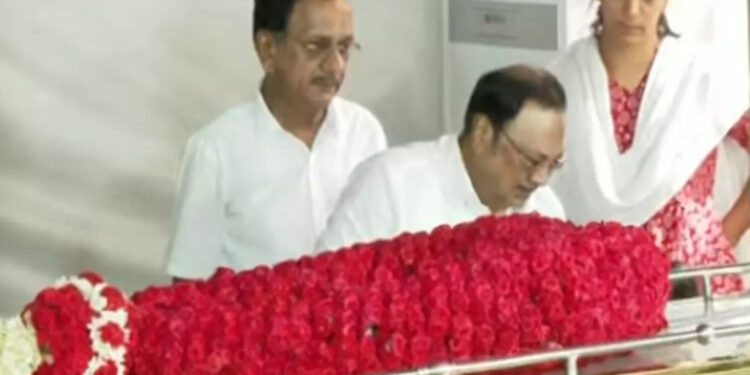 மு.க.முத்துவின் உடலுக்கு மு.க.அழகிரி கண்ணீர் மல்க அஞ்சலி