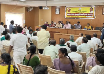 மாவட்டஆட்சியர் அலுவலகத்தில் நடைபெற்ற விவசாயிகள்குறைதீர்கூட்டத்தில் விவசாயி நேரடிகுற்றச்சாட்டு