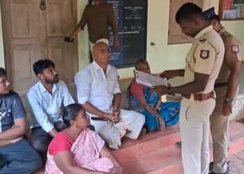 நாகர்கோவிலில் மாவட்ட முதன்மை கல்வி அலுவலர் அலுவலகத்தை முற்றுகையிட்டு தர்ணா  போராட்டம்