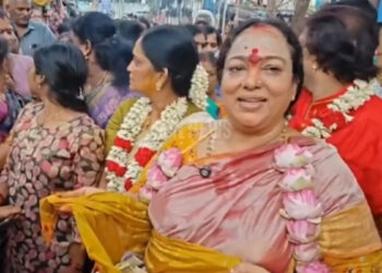 கருமாரியம்மனுக்கு மடிப்பிச்சை ஏந்தி காணிக்கை செலுத்திய நடிகை நளினி!