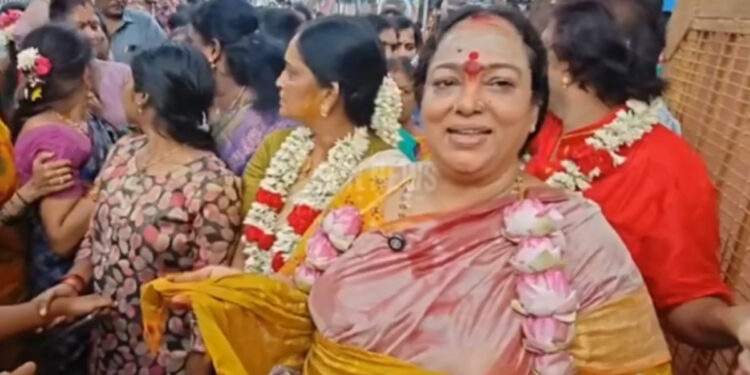 கருமாரியம்மனுக்கு மடிப்பிச்சை ஏந்தி காணிக்கை செலுத்திய நடிகை நளினி!