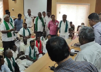 கனமழையால் பாதிக்கப்பட்ட நெற்பயிர்களுக்கு நிவாரணம் வழங்கப்படாததைக் கண்டித்து தரையில் அமர்ந்து தர்ணா