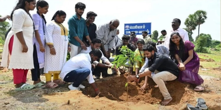 பெரியார் பல்கலையில் ‘பசுமை வனம்’ : மாவட்ட வன அலுவலர் மரக்கன்றுகள் நடும் பணி துவக்கம்