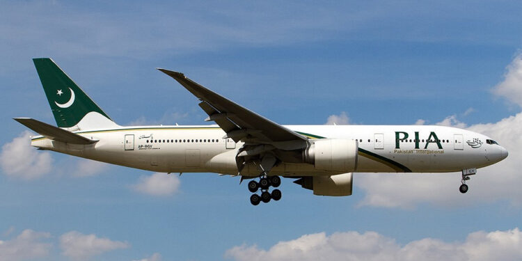 கடும் நிதி நெருக்கடி : தேசிய விமான நிறுவனத்தை விற்கும் முயற்சியில் பாகிஸ்தான் அரசு !