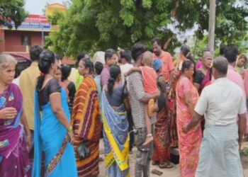 இன்னும் கண்டுபிடிக்காம என்ன பண்றீங்க? போலீஸ் ஸ்டேஷனை ரவுண்டு கட்டிய பொதுமக்கள்