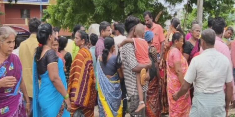 இன்னும் கண்டுபிடிக்காம என்ன பண்றீங்க? போலீஸ் ஸ்டேஷனை ரவுண்டு கட்டிய பொதுமக்கள்