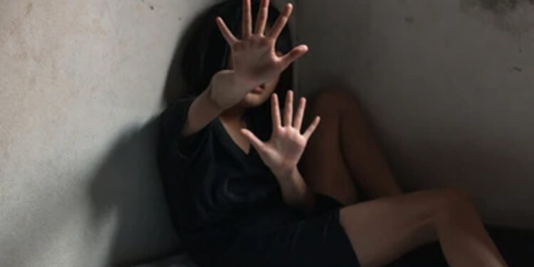 10 வயது சிறுமிக்கு பாலியல் வன்கொடுமை – குற்றவாளி போலீஸார் கண்களில் இல்லையென தாய் வேதனை !