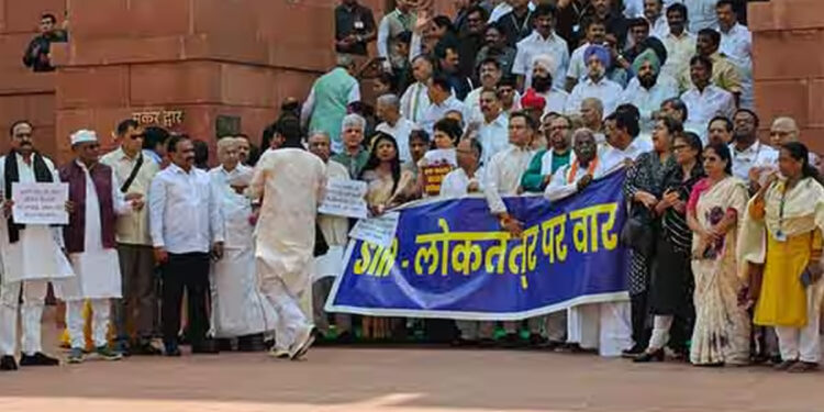 பார்லிமென்ட் முன்பு போராட்டம் : பீஹார் வாக்காளர் பட்டியல் திருத்தம் விவகாரம்