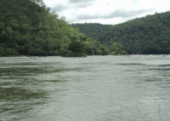 கடல் நோக்கி பாயும் காவிரி உபரி நீரை காய்ந்த ஏரிகளுக்கு திருப்பி விடுங்கள் : கண்ணீருடன் கோரிக்கும் விவசாயிகள்