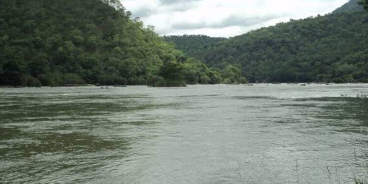 கடல் நோக்கி பாயும் காவிரி உபரி நீரை காய்ந்த ஏரிகளுக்கு திருப்பி விடுங்கள் : கண்ணீருடன் கோரிக்கும் விவசாயிகள்