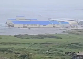 ஹவாய் தீவுகளை தாக்கிய சுனாமி அலைகள் : ரஷ்யாவில் 73 ஆண்டுகளில் இல்லாத கடும் நிலநடுக்கம் !