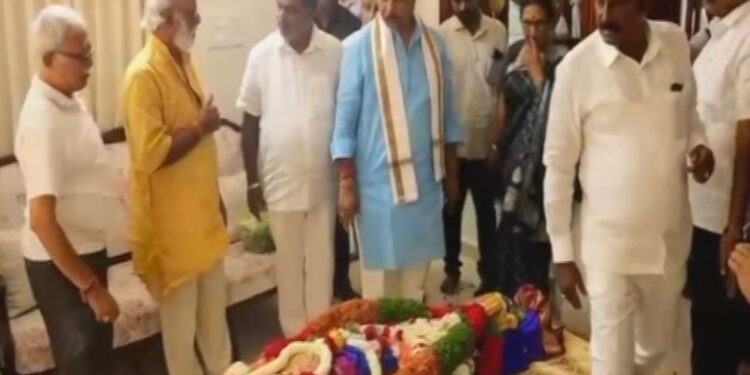 பழம்பெரும் நடிகை சரோஜா தேவி மறைவு-நடிகர்,நடிகைகள் நேரில் அஞ்சலி